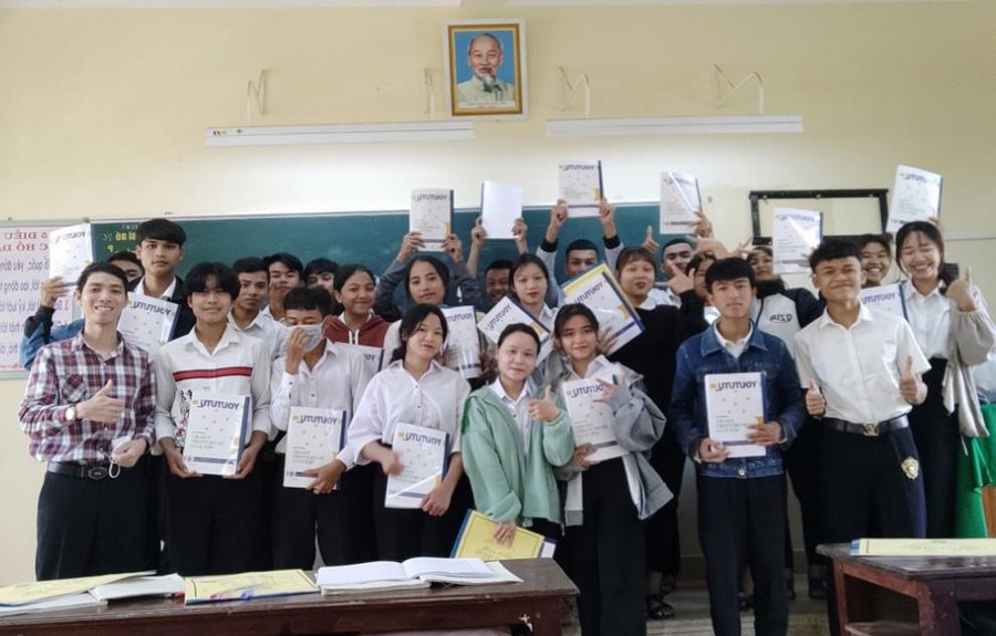 Thầy giáo Trần Đình Phương (áo kẻ, ngoài cùng bên trái) và các em học sinh của trường