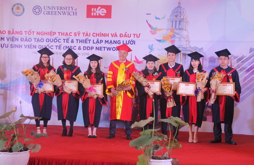 Các học viên có thành tích học tập xuất sắc được nhận Giấy khen và phần thưởng của Viện Đào tạo Quốc tế (Học Viện Tài chính) Các học viên có thành tích học tập xuất sắc được nhận Giấy khen và phần thưởng của Viện Đào tạo Quốc tế (Học Viện Tài chính)