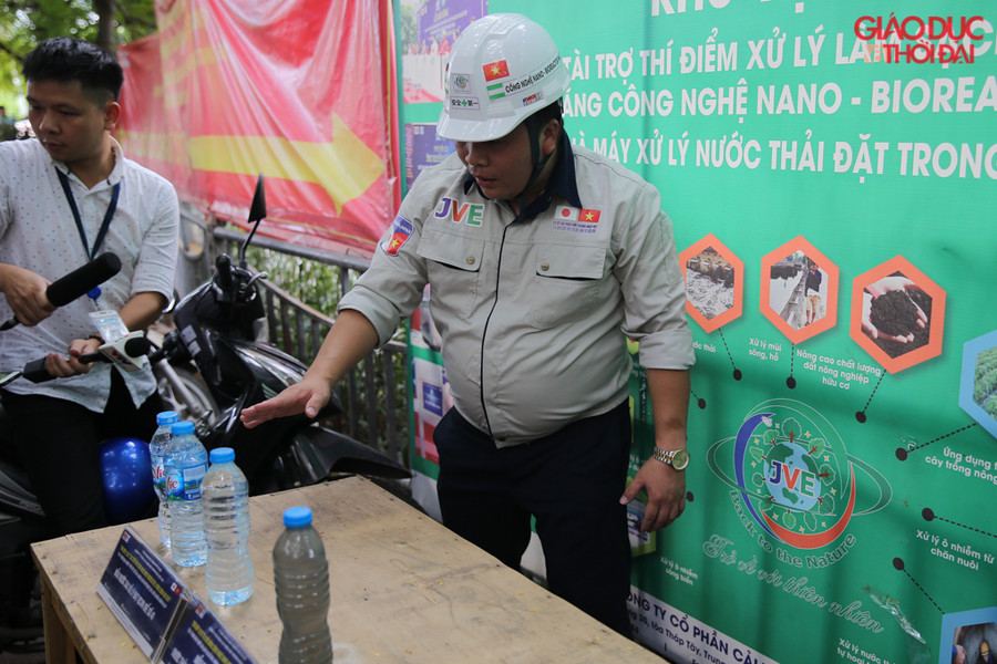 Ông Nguyễn Tuấn Anh- Chủ tịch hội đồng quản trị công ty cổ phần cải thiện môi trường Nhật Việt mang mẫu nước từ bể xử lý lên để so sánh cả nước đóng chai