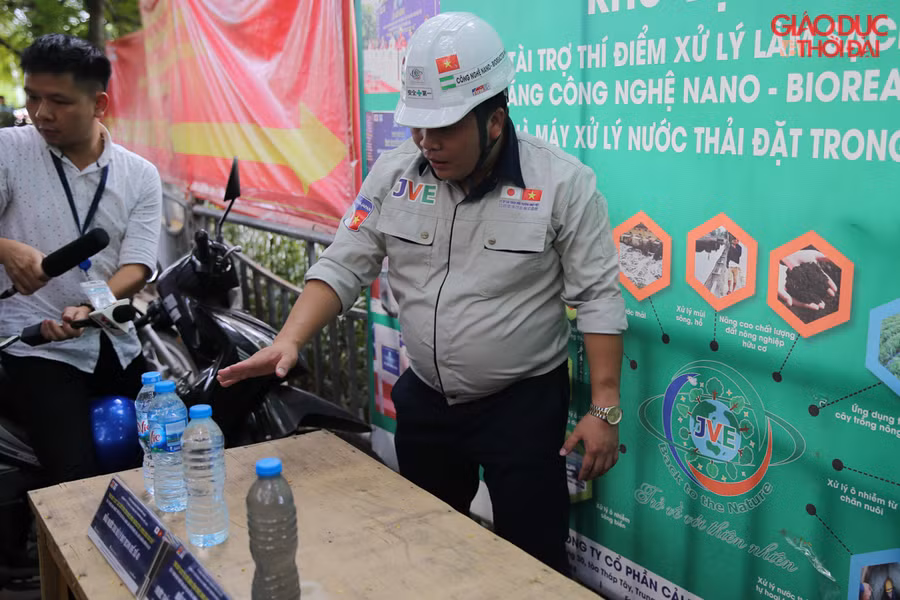 Ông Nguyễn Tuấn Anh- Chủ tịch hội đồng quản trị công ty cổ phần cải thiện môi trường Nhật Việt mang mẫu nước từ bể xử lý lên để so sánh cả nước đóng chai