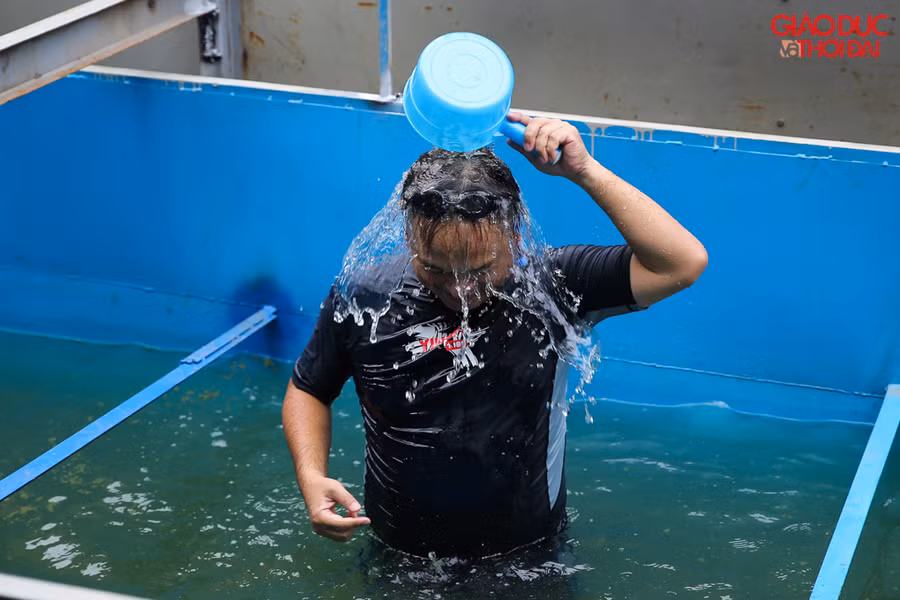 Dội nước sau xử lí lên người