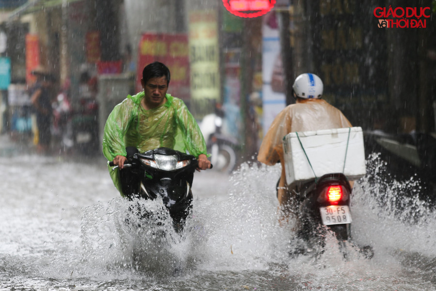 Các phương tiện đi chuyển qua tuyến đường rất khó khăn, do nước cao và các phương tiện đi ngược chiều tạo sóng