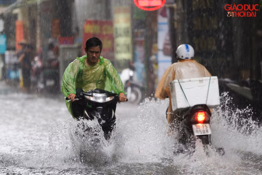 Các phương tiện đi chuyển qua tuyến đường rất khó khăn, do nước cao và các phương tiện đi ngược chiều tạo sóng