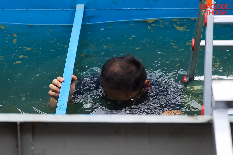 Theo ông TS.Kubo Jun, nước tại bể xử lý cuối cùng là bể nước đạt tieu chuẩn, khi xuống tắm không có cảm giác ngưa, hay có mùi