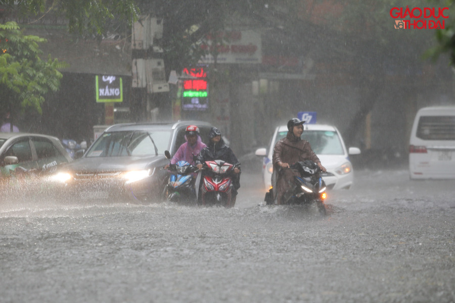 Chỉ sau 30 phút mưa lớn, tuyến đường Vương Thừa Vũ (Hà Nội ) đã chìm trong biển nước