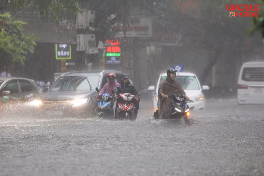 Chỉ sau 30 phút mưa lớn, tuyến đường Vương Thừa Vũ (Hà Nội ) đã chìm trong biển nước