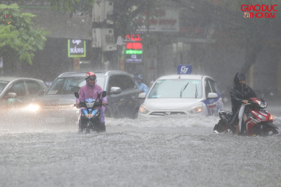 Không chỉ Vương Thừa Vũ, theo bản đồ các điểm ngập úng tại Hà Nội, nhiều điểm như Bùi Xương Trạch, Thái Hà, Phạm Ngọc Thạch, Vũ Trọng Phụng... cũng đang trong tình trạng ngập sâu