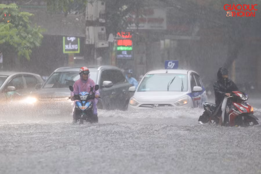 Không chỉ Vương Thừa Vũ, theo bản đồ các điểm ngập úng tại Hà Nội, nhiều điểm như Bùi Xương Trạch, Thái Hà, Phạm Ngọc Thạch, Vũ Trọng Phụng... cũng đang trong tình trạng ngập sâu