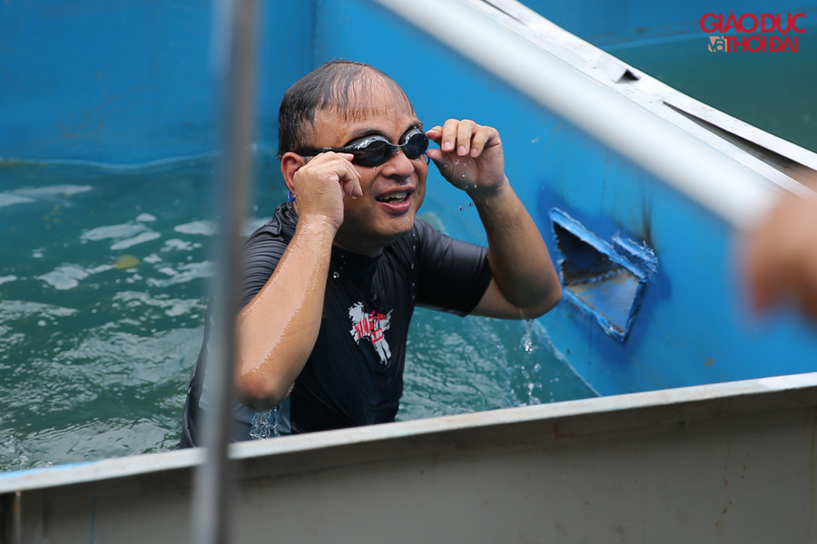 TS.Kubo Jun không chỉ xuống lấy mẫu nước, mà để chứng minh hiệu quả của việc xử lý bằng công nghệ Nano ông đã " tắm" ngay tại khu vực xử lý