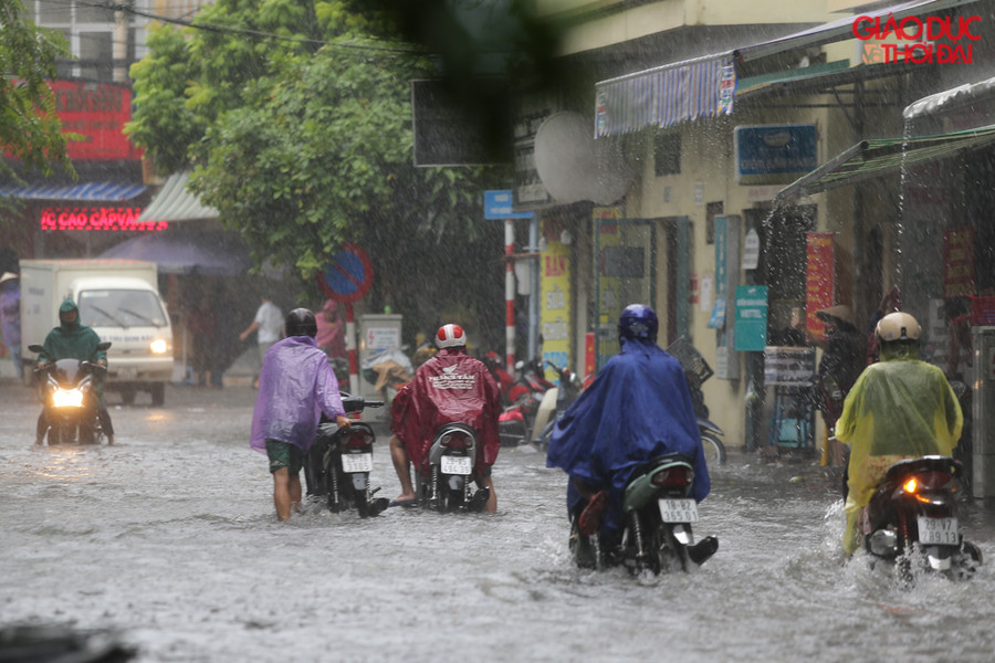 Rất nhiều phương tiện chết máy khi đi qua điểm ngập