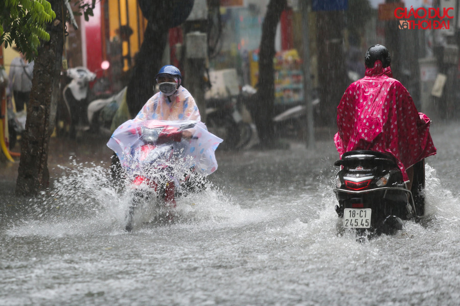 Các phương tiện rất khó khăn khi lưu thông trên tuyến đường này