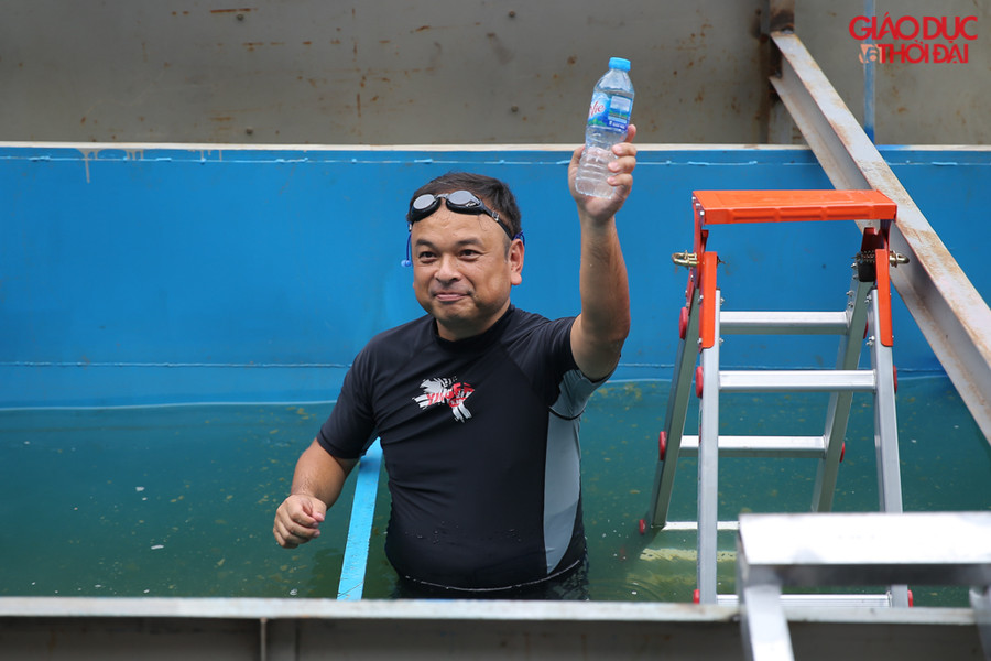 Ông TS.Kubo Jun trực tiếp xuống bể cuối cùng, là nơi nước được xử lý đạt tiêu chuẩn