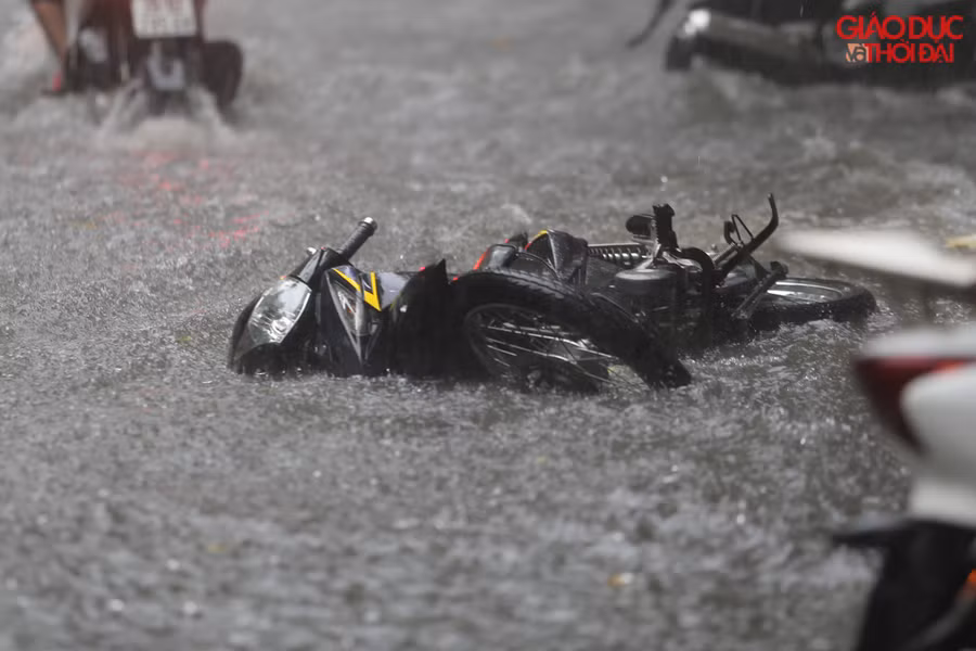 Nhiều xe đỗ trên vỉa hè bị sóng do các phương tiện đi qua tạt làm đổ