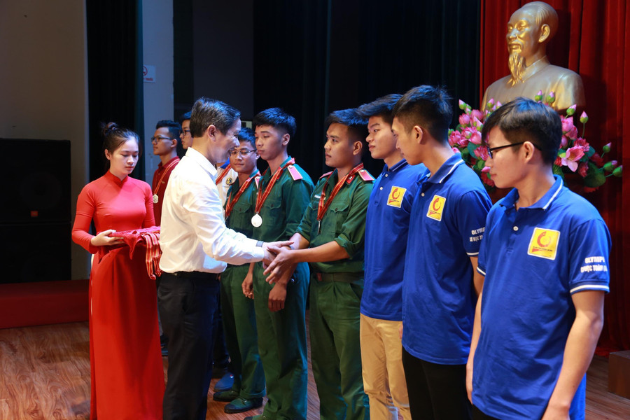 PGS.TS Nguyễn Thanh Chương, Phó Hiệu trưởng Trường ĐH Giao thông vận tải trao giải cho các thí sinh. PGS.TS Nguyễn Thanh Chương, Phó Hiệu trưởng Trường ĐH Giao thông vận tải trao giải cho các thí sinh.