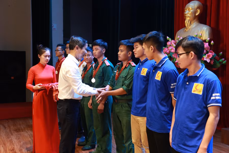 PGS.TS Nguyễn Thanh Chương, Phó Hiệu trưởng Trường ĐH Giao thông vận tải trao giải cho các thí sinh.