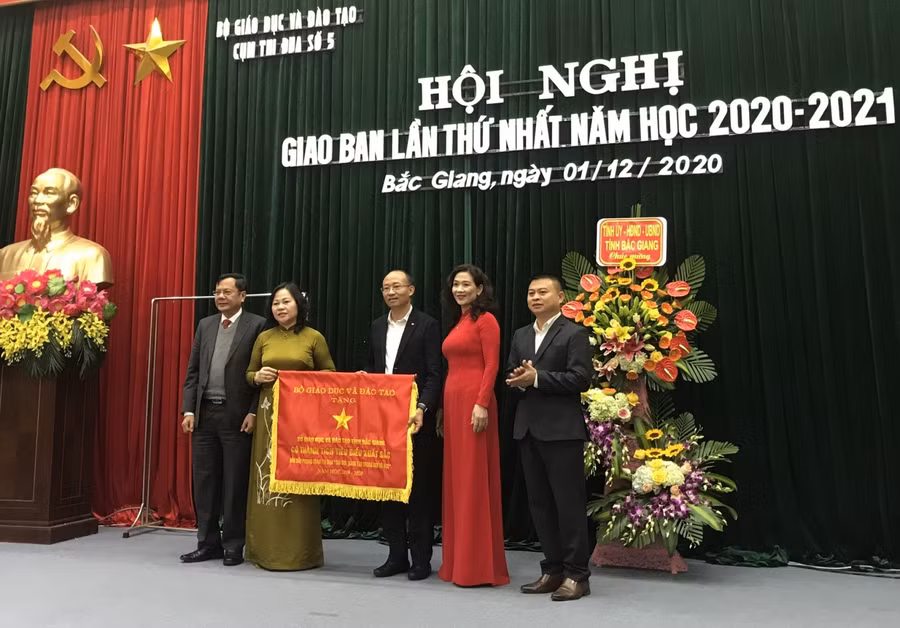 Thứ trưởng Ngô Thị Minh trao cờ thi đua tiêu biểu xuất sắc năm học học 2019 - 2020 cho Sở GD&amp;ĐT Bắc Giang.