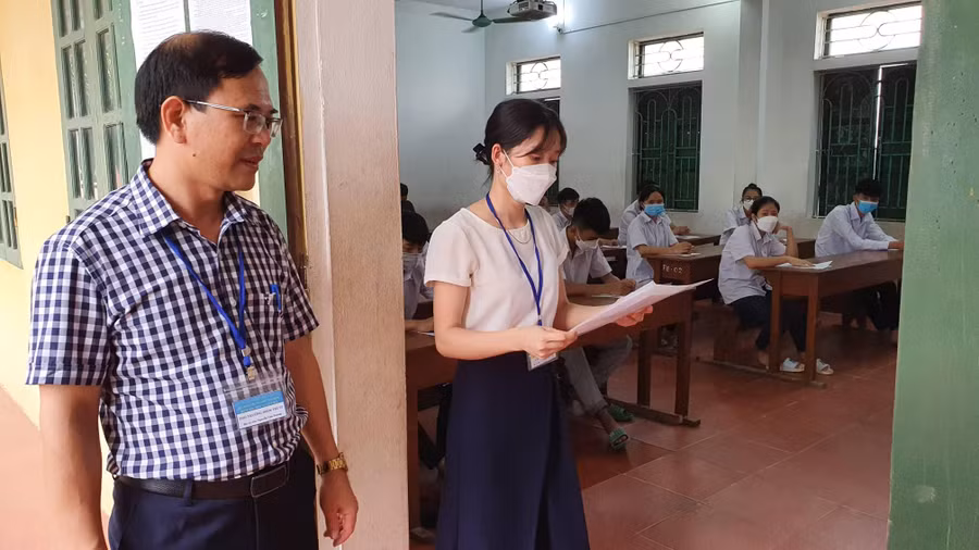 Ông Nguyễn Văn Hoàng, Phó trưởng điểm thi Trường THPT Nguyễn Huệ kiểm tra công tác làm thủ tục của các thí sinh.