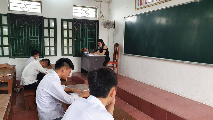 Cán bộ tại điểm thi phổ biến quy chế, thời gian các môn thi cho thí sinh.