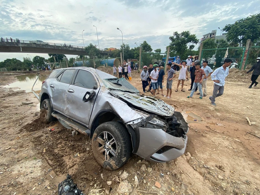 2 ô tô biến dạng hoàn toàn sau va chạm trên cao tốc đại lộ Thăng Long.