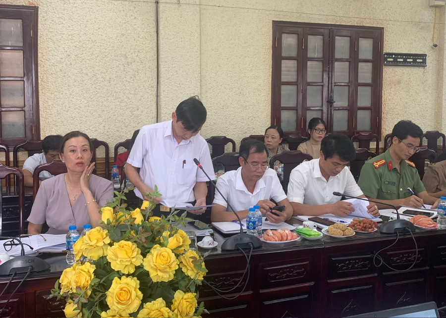 Đại diện UBND Phường Trần Hưng Đạo, TP Phủ Lý báo cáo với Đoàn kiểm tra. Đại diện UBND Phường Trần Hưng Đạo, TP Phủ Lý báo cáo với Đoàn kiểm tra.