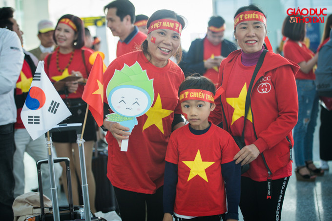 Sân bay Nội Bài hôm nay nhuộm đỏ màu áo CĐV.