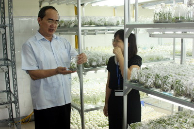 Phó Thủ tướng Nguyễn Thiện Nhân thăm phhòng nuôi cấy mô của khoa Công nghệ Sinh học Phó Thủ tướng Nguyễn Thiện Nhân thăm phhòng nuôi cấy mô của khoa Công nghệ Sinh học