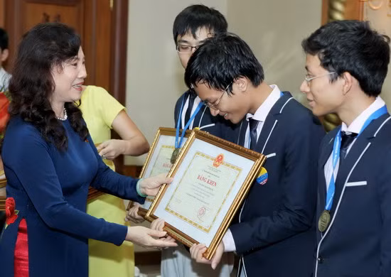 Đội tuyển Olympic Toán quốc tế đại thắng trở về