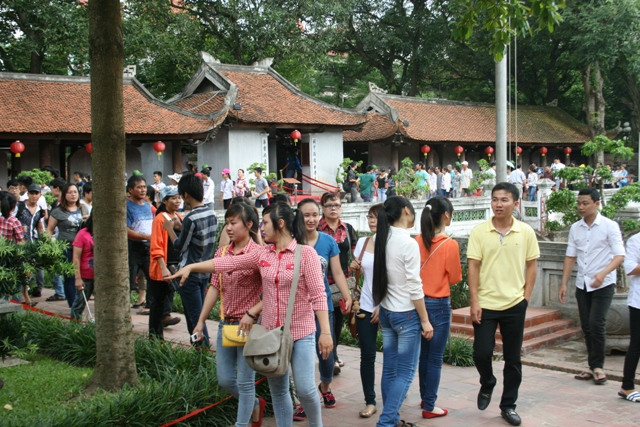 Hiếm thấy hiện tượng cố sờ đầu cụ rùa khi đi qua khu Văn bia