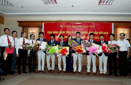 Lãnh đạo Bộ GD&ĐT chia vui với các học sinh đoạt giải 2.jpg