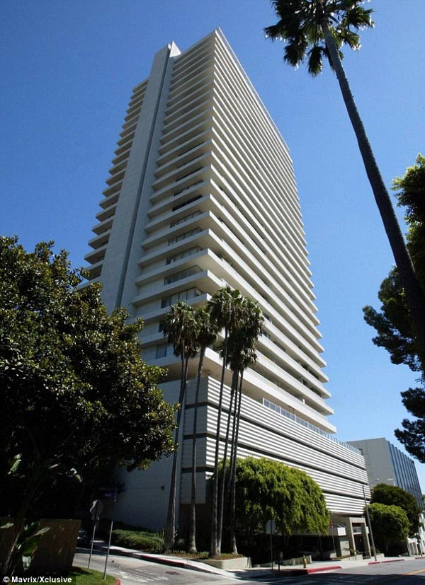 Tòa nhà sang trọng Sierra Towers, nơi Vicki Morgan lần đầu được nếm mùi xa hoa