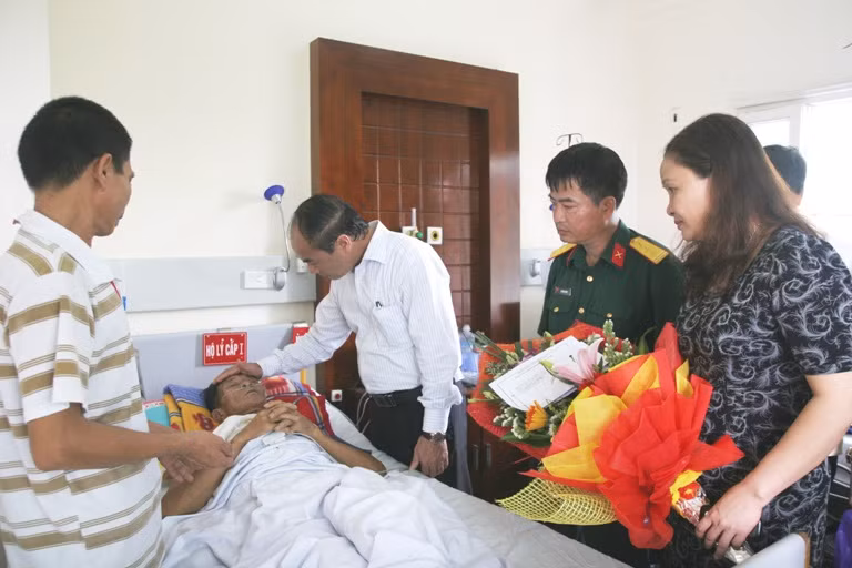 Bộ GD&amp;ĐT thăm và tặng quà "liệt sĩ" Phan Hữu Được