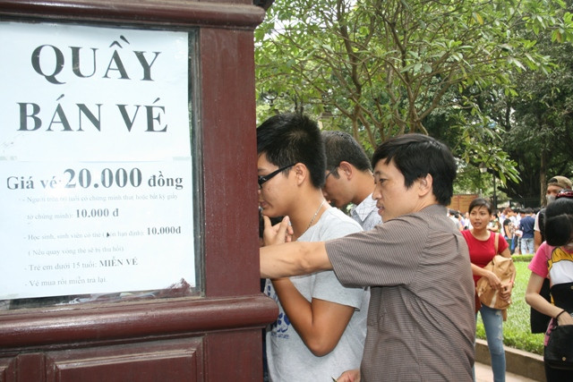 Do lượng khách tăng đột biến nên Ban quản lý di tích phải mở thêm quầy bán vé phụ