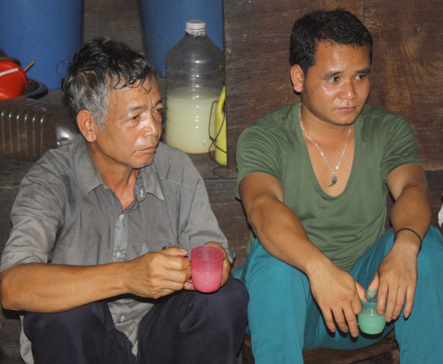 Già làng Blúp Dứ trầm ngâm kể chuyện cho chúng tôi nghe về cuộc đời của ông d