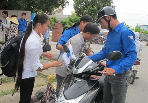 Xe ôm miễn phí của SVTN chở ông bố bị mù nhưng vẫn đưa con đi thi Xe ôm miễn phí của SVTN chở ông bố bị mù nhưng vẫn đưa con đi thi