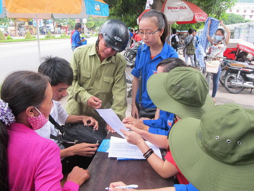 SVTN tiếp sức mùa thi của Trường ĐH Vinh đang hướng dẫn thí sinh và người nhà thí sinh