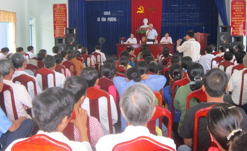 hơn 150 hộ dân thôn Đắc Lộc cùng lãnh đạo UBND tỉnh đã có cuộc đối thoại trực tiếp với nhau