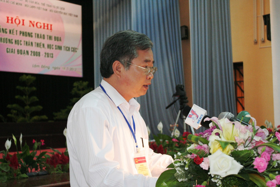 Giám đốc Sở GD&ĐT Bắc Giang Nguyễn Văn Hiền báo cáo tham luận