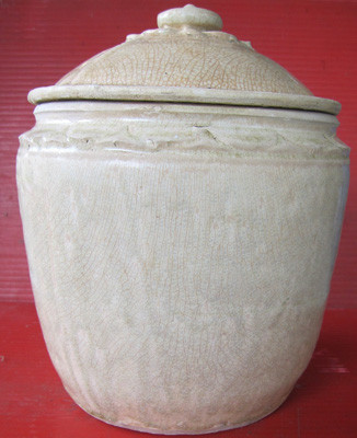 Chiếc Thạp cổ từ đời Trần. Ảnh: Quang Anh