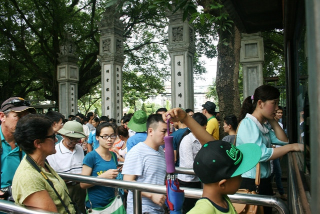 Xếp hàng dài mua vé