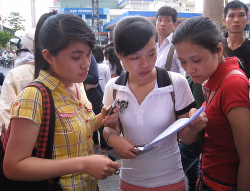 Thí sinh trao đổi bài sau giờ thi