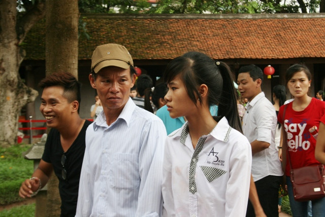 Hai cha con từ ngoại tỉnh đến Văn Miếu cầu may