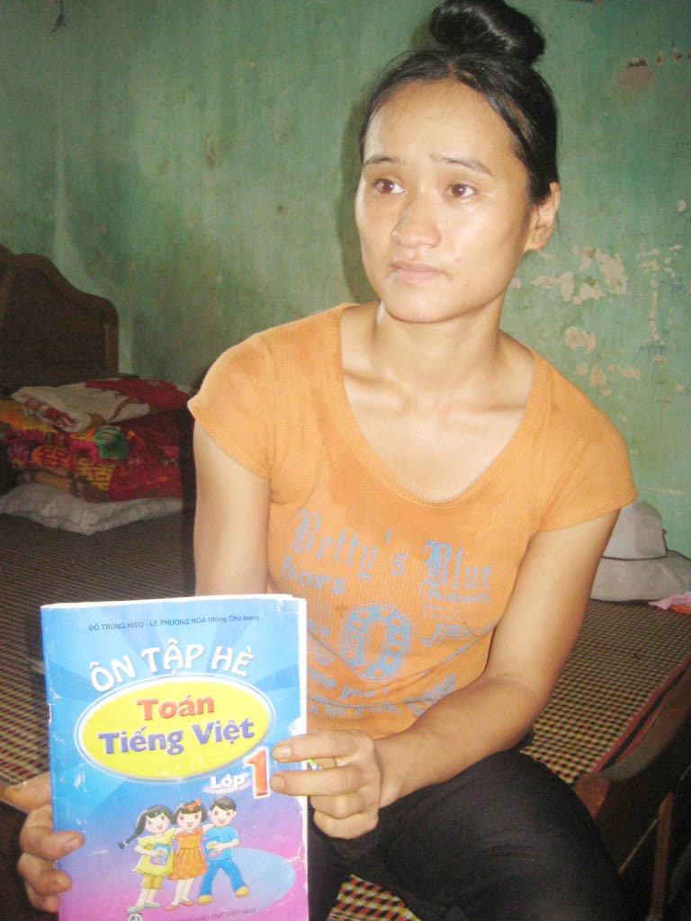 Người dân mua sách tham khảo cho con từ những đối tượng lạ