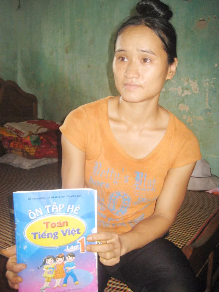 Người dân mua sách tham khảo cho con từ những đối tượng lạ