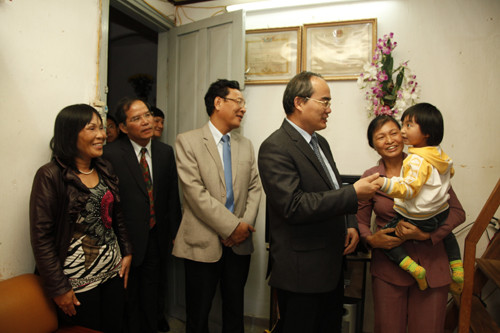 Phó Thủ tướng Nguyễn Thiện Nhân đến thăm gia đình chính sách tại TP Đà Lạt