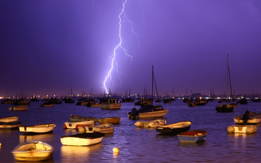 Bầu trời cảng Poole ở Dorset (Anh) sáng rực vì tia chớp A bolt of ightning strikes over Poole Harbour in Dorset