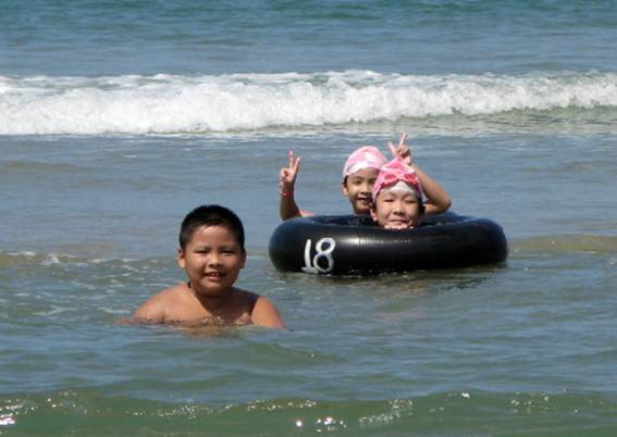 Về quê tắm biển Ảnh: Lê Văn Về quê tắm biển Ảnh: Lê Văn