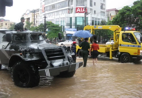 Thái Nguyên: Vượt mưa lớn đến điểm thi