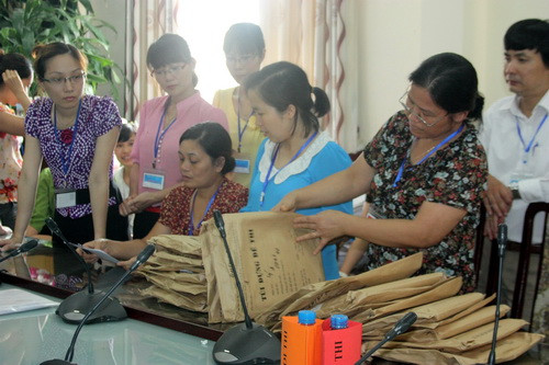 Kiểm tra niêm phong túi đề thi thi trước khi giao cho các giám thị coi thi tại HĐTS Trường ĐH Tài nguyên - Môi trường Không chủ quan trong công tác bảo mật đề, coi thi đến phút cuối của đợt thi. Trong ảnh, kiểm tra niêm phong túi đề thi thi trước khi giao cho các giám thị coi thi HĐTS trường ĐH Tài nguyên và Môi trường