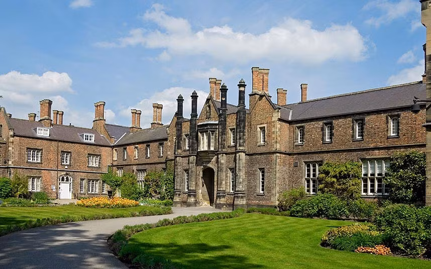 Top 12 trường ĐH học phí rẻ nhất nước Anh