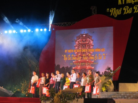 Các đồng chí Tô Huy Rứa và Nguyễn Thanh Bình trao quà cho 3 anh hùng và các thân nhân liệt sỹ